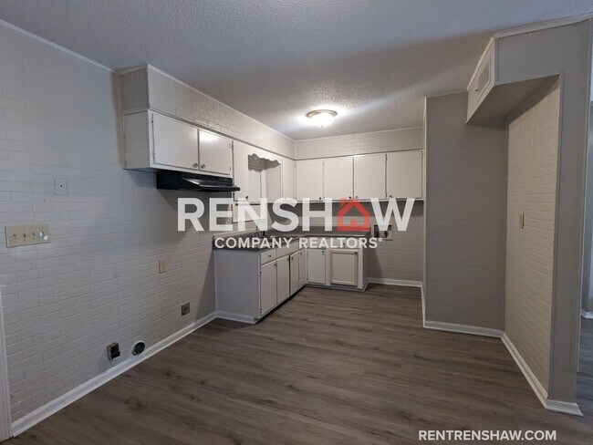 Building Photo - Accepting Section 8 - 4 Bed / 1 Bath - Upg...