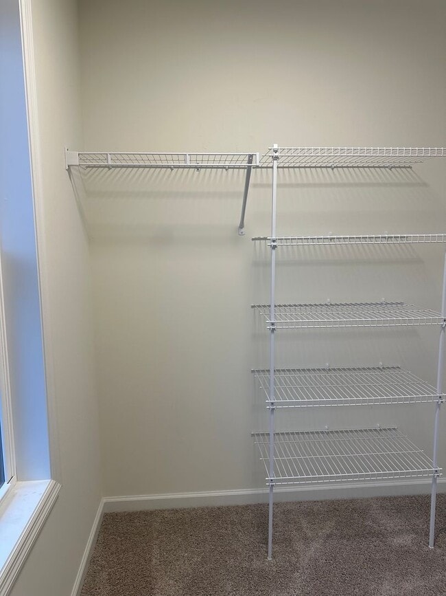 Building Photo - Beautiful Townhouse Available in York