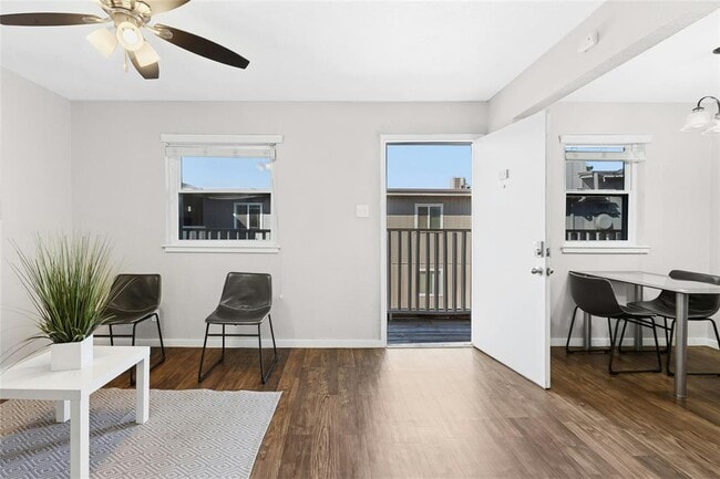 Foto del edificio - 2401 Manor Rd