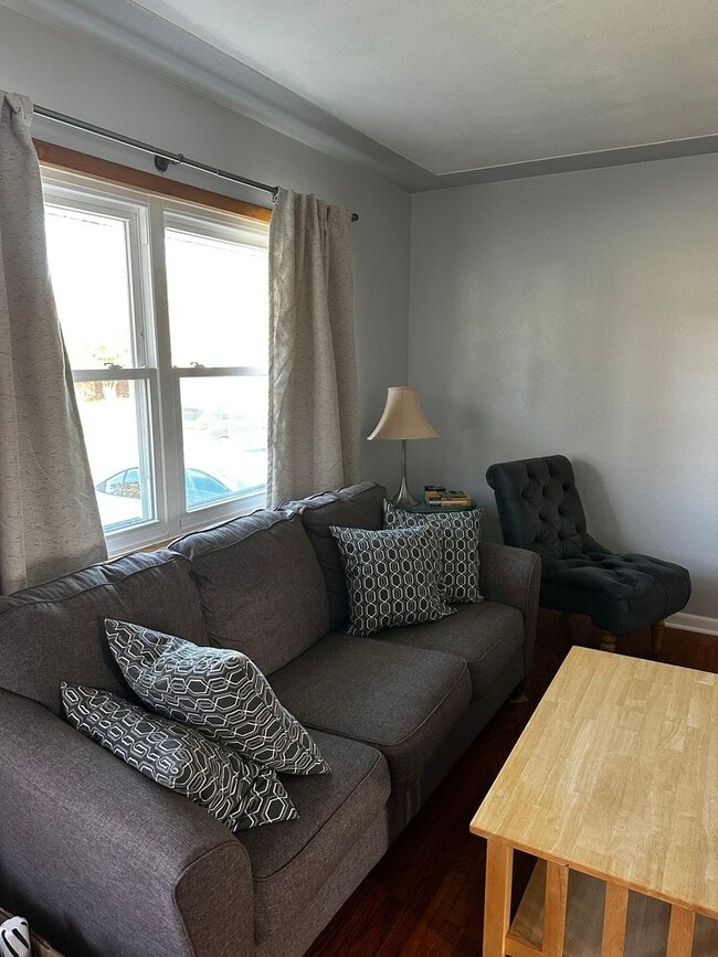Building Photo - Cozy 2 bedroom, 1 bath single family home ...