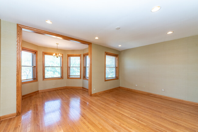 Building Photo - Massive 1300 sq ft 2 bed in Lakeview!