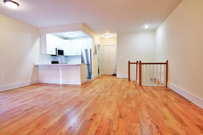 Building Photo - 123 W 77th St