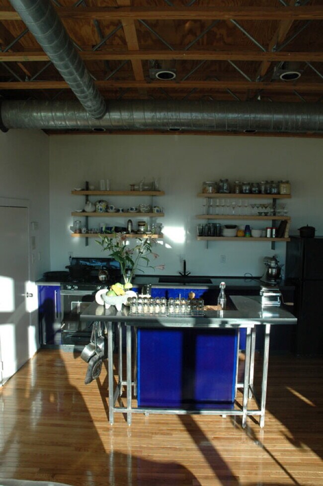 Kitchen - 956 N High St