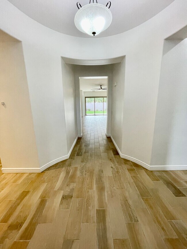 Foto del edificio - Gorgeous 3 Bed/2.5 Bath + Den Home In Chandler! Gated Community & Upgrades Throughout Home!