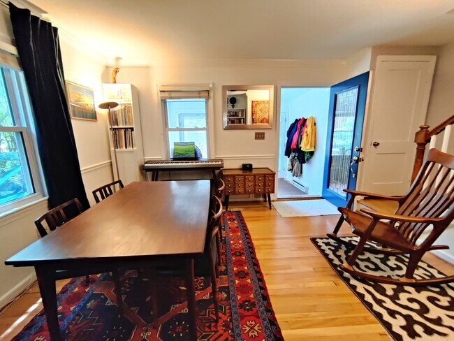 Building Photo - 5837 Edgehill Dr