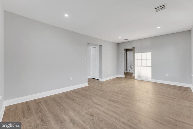 Foto del edificio - 15 N Main St