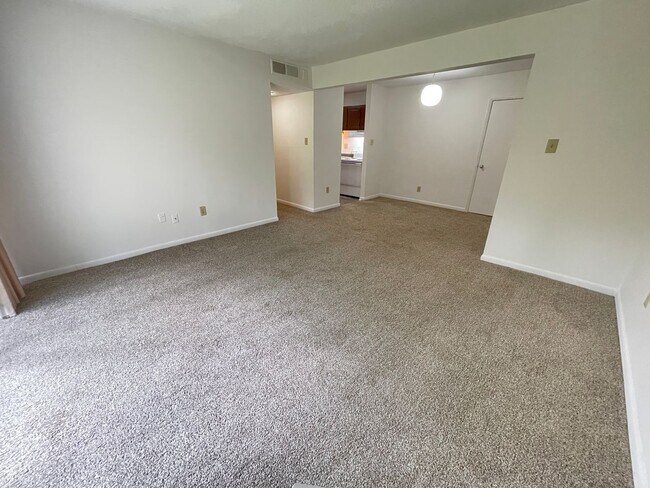 Building Photo - Perfectly located, quiet apartment complex just south of UNC, for graduate / med students - Inclu...