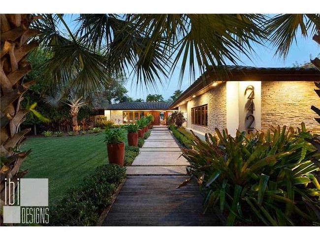 Building Photo - 2425 Barcelona Dr
