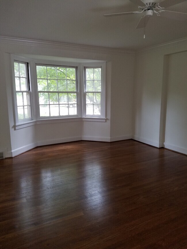 Building Photo - Hayes Barton Duplex for rent