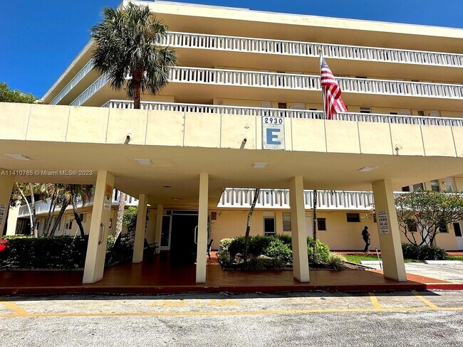 Building Photo - 2930 Point E Dr