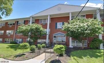 Building Photo - 220 W Sumner Ave