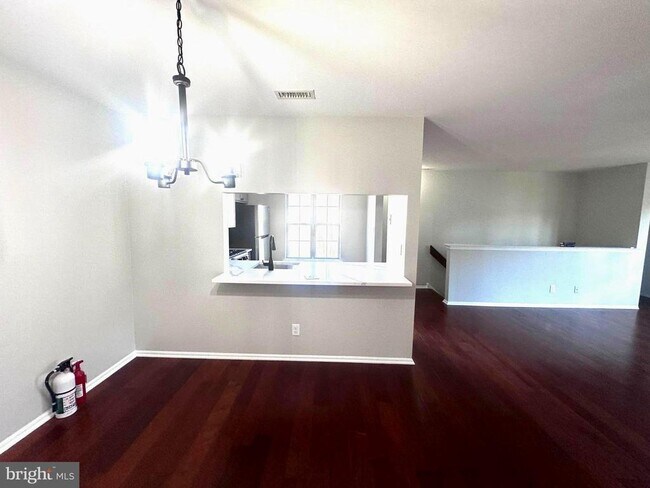 Foto del edificio - 2104B Denham Ct