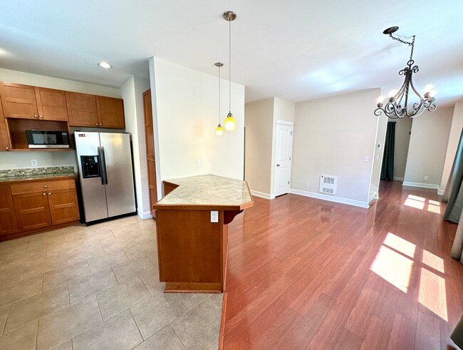 Building Photo - Spacious 3bed/3.5bath Townhome in West Sea...