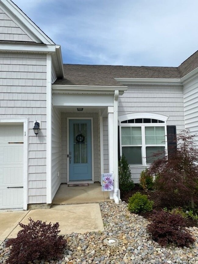 Foto del edificio - Welcome to this fully furnished 3-bedroom, 3-bathroom townhouse located in the vibrant Hawkeswate...