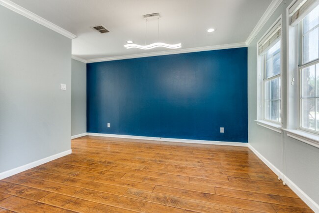 Building Photo - 320 S Mesa Verde Way