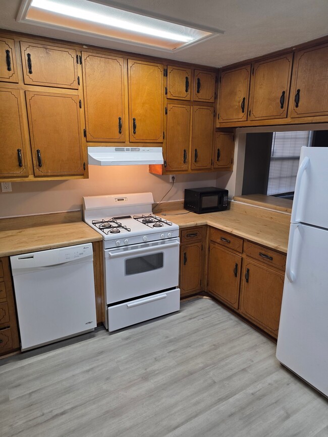 Building Photo - 1150 Pinedale Cir NW