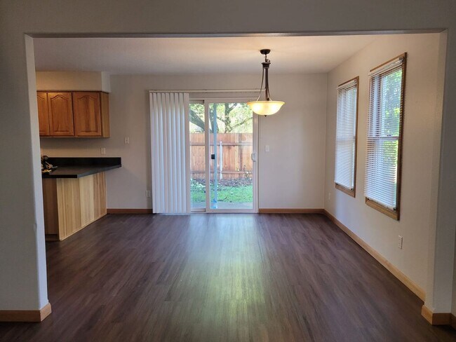 Foto del edificio - Milwaukie home- 3 bedroom 2.5 bath home wi...
