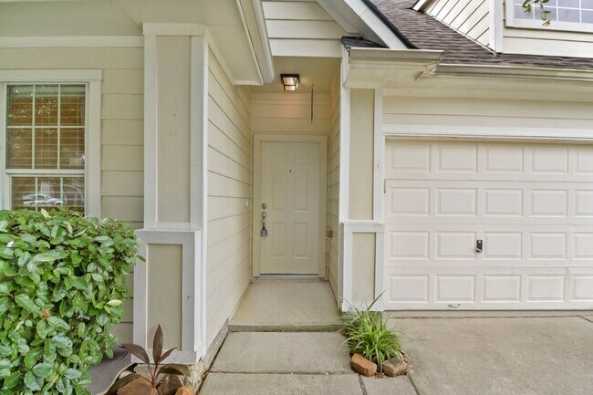 Building Photo - Tranquility Meets Convenience: Charming 3 Bed/2 Bath by the Lake