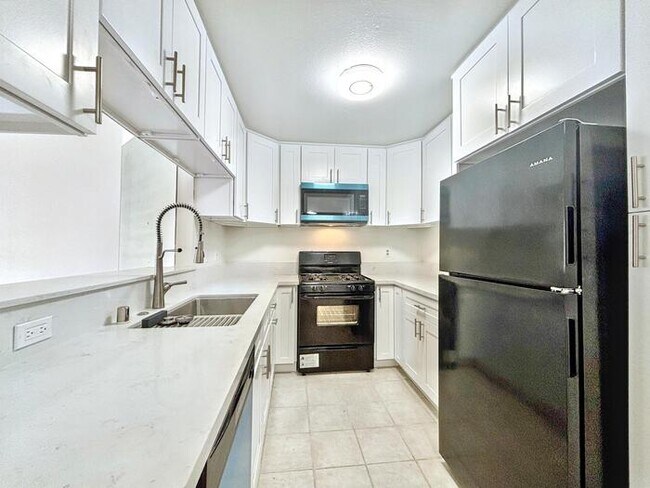 Foto del edificio - Lovely 2-Bed, 2-Bath Condo with Great Loca...