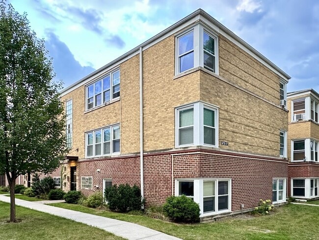 Building Photo - 6717 N California Ave