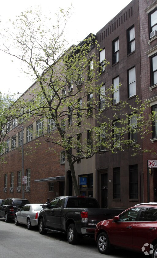 Building exterior - 204 E 76th St