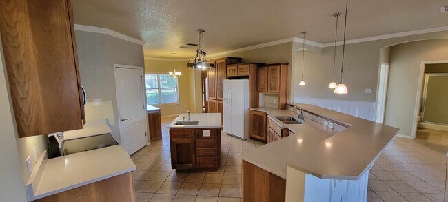 Building Photo - Beautiful Pet Friendly Home!