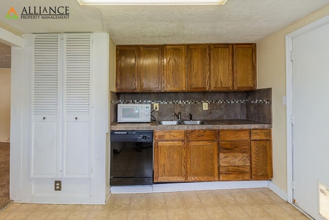 Foto del edificio - Great Location off Fort Riley Blvd with a ...