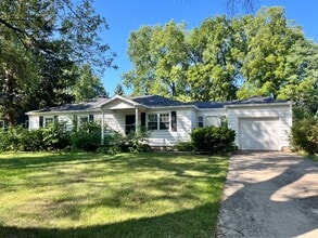 Building Photo - 1721 Summit Dr