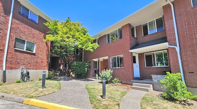 Building Photo - 2343 SW Cedar St
