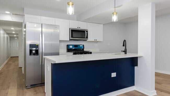 Building Photo - 6040 S Rhodes Ave