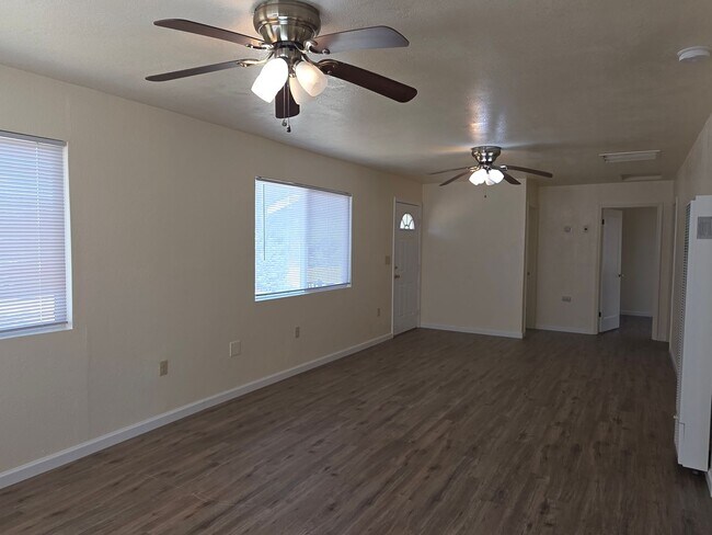 Foto del edificio - 6635 Happy Valley Rd