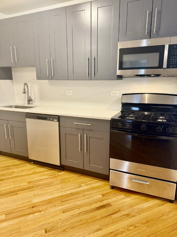 Foto principal - 5031 N Harding Ave