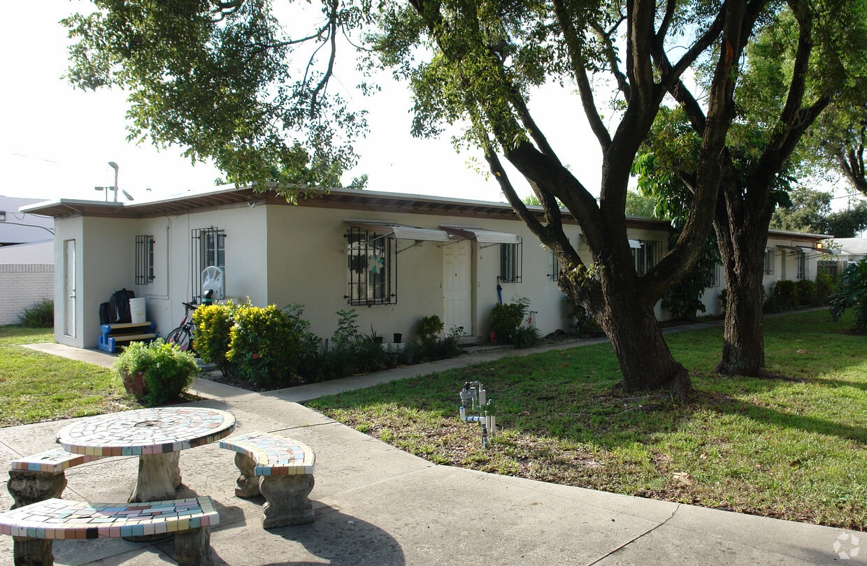 Primary Photo - 417 SE 14th Ct