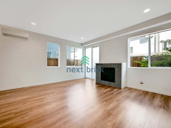 Foto del edificio - 3 Bed and 2 Bath Luxury Townhome is Available for Rent!