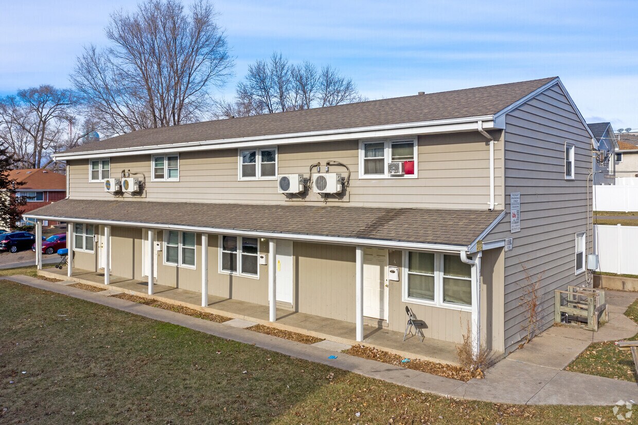 Unit Exteriors - 4633 Tyler St