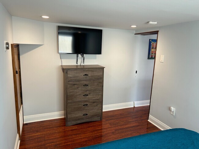 TV y tocador en el dormitorio - 1107 General Pershing St