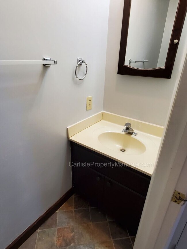 Foto del edificio - Pet Friendly 3 beds, 1.5 bath, central A/C, off-street parking, basement with included laundry, a...