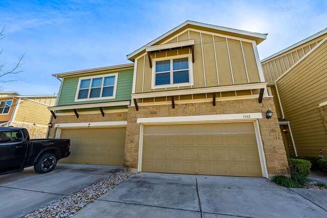 Building Photo - Charming 2 bed - 2.5 bath condo in Round R...