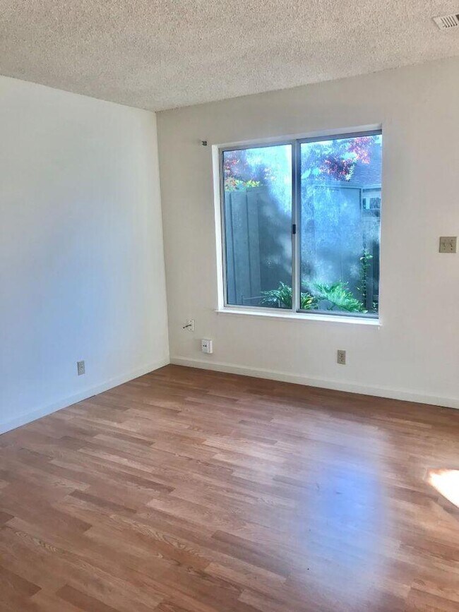 Foto del edificio - 4685 Persimmon Pl
