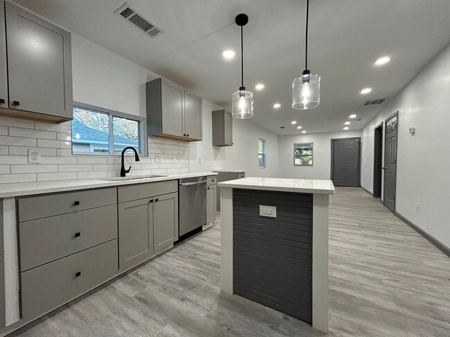 Foto del edificio - Oakland City 3 Bed/2 Bath, Beautifully Remodeled with Lovely Chefs Kitchen!