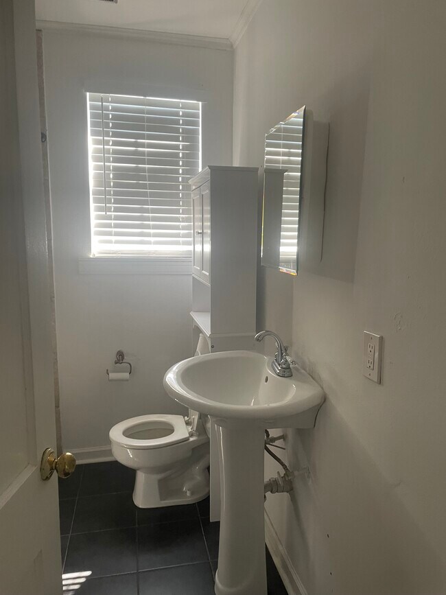 Foto del edificio - 3012 Hundred Oaks Ave