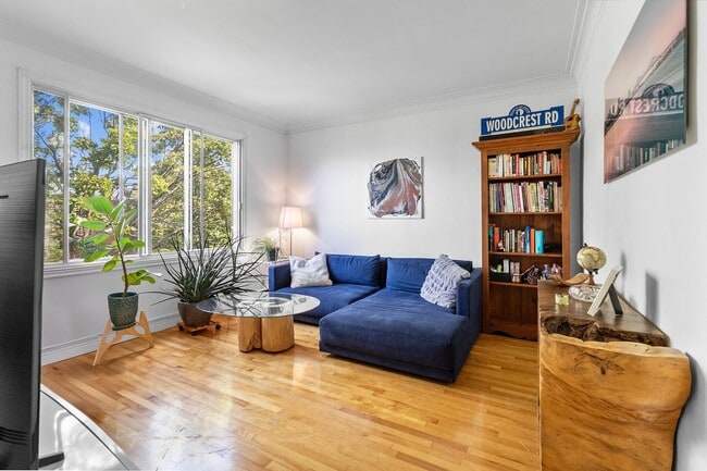 Building Photo - 1680 Bd Desmarchais