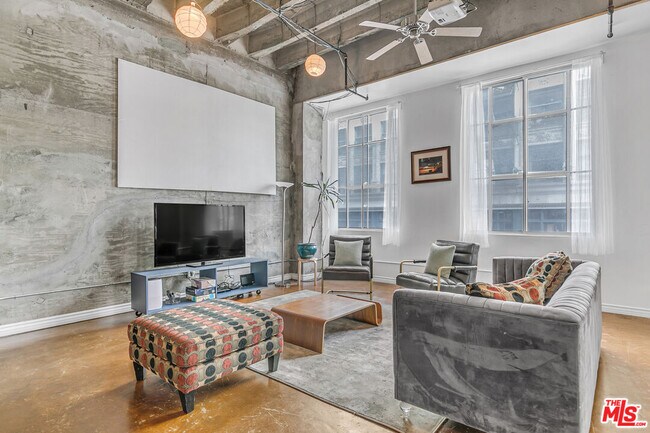 Foto del edificio - 312 W 5th St