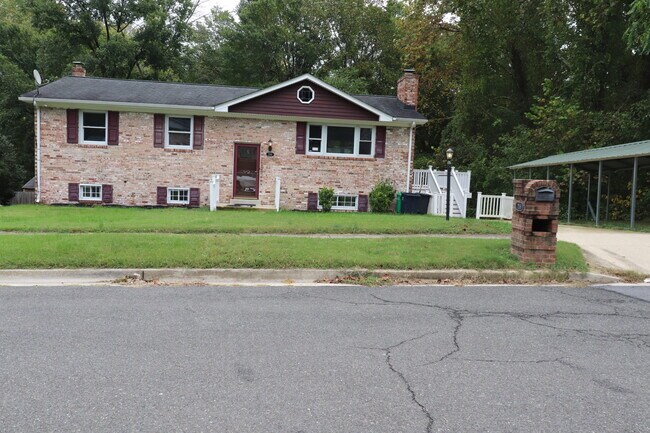 Building Photo - 2116 Trafalgar Dr