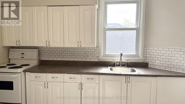 Building Photo - 359 Princess Ave