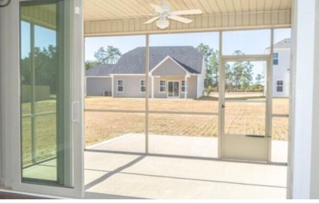 Foto del edificio - NEW LISTING- 4 bd/ 2.5 ba located MINUTES ...