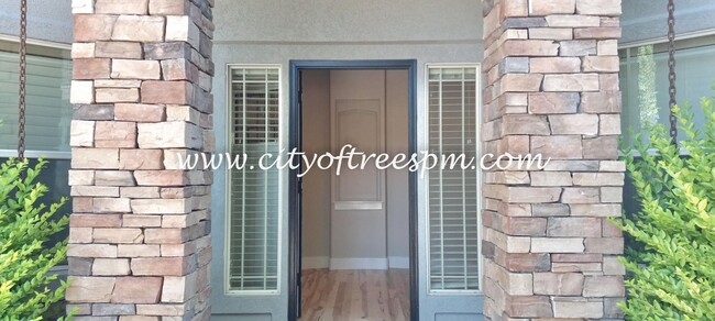 Foto del edificio - Beautiful 5 bed 2 1/2 bath home located in...