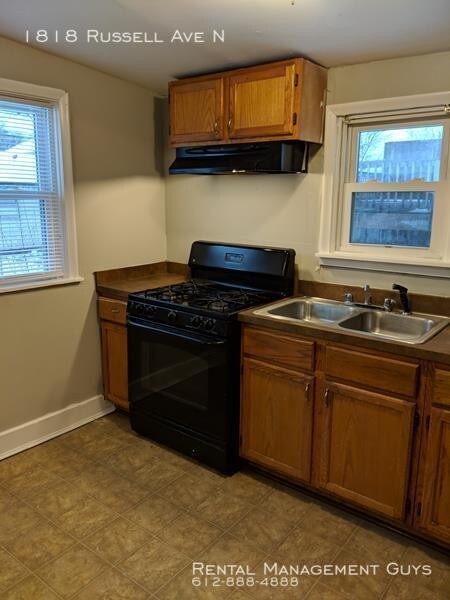 Foto del edificio - Updated 2 Bedroom with Hardwood Floors