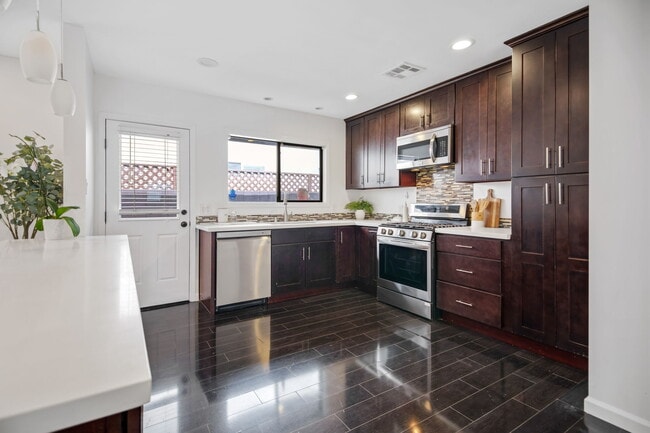 Building Photo - 2170 Linnington Ave