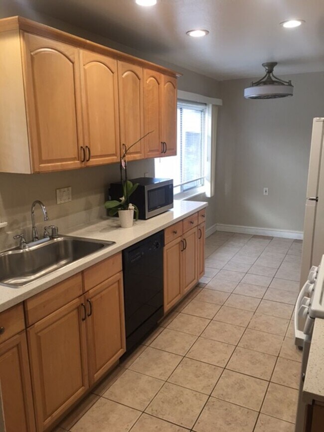 Building Photo - Awesome 3/2 Rancher in Concord- Close to B...